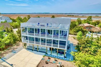 Image de \"The Haven of Rest\" – Multi-Gen Luxury Beach House w/ Elevator & Rooftop Views!
