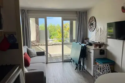 Image de Appartement « Arzon » avec terrasse, piscine partagée et jardin commun