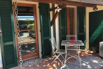 Image de Cozy Tuscan house in Florentine Chianti among vineyards, olive groves and cypress trees.