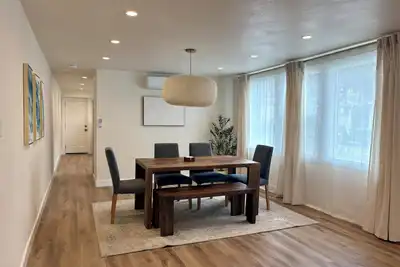 Image de Walk Downtown + Beach • King Beds • Family-Friendly