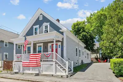 Image de New - Sleeps 12, Fun Yard, Fire Pit Walk to Water!