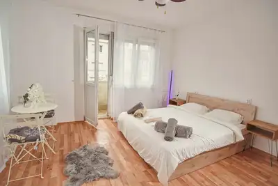 Image de Gorgeous 3-bedroom apartment with 5-Balconies in the Center of Skopje