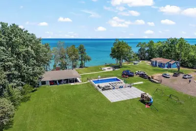 Image de Lakefront cottage #3 with private beach on Lake Huron, Ac, shared Hot Tub & Pool