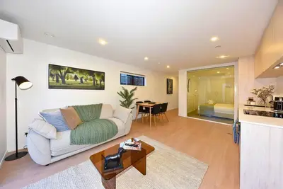 Image de Brand New Cbd Apartment | Spa • Sauna • Plunge