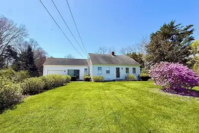 Image de Dennis - Walk to 2 Beaches - New Listing - Ccp 150