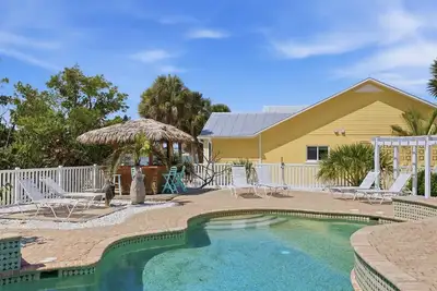 Image de Beautiful Ground Level Pool home, totally renovated. . . Pet Friendly!