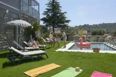 Image de Appartement de vacances avec climatisation, terrasse et jardin