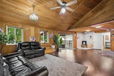 Image de Spacious Lodge in Hillsboro w/ 4d and Large Fenced Backyard