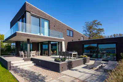 Image de Villa de luxe avec quai au bord du Veerse Meer.