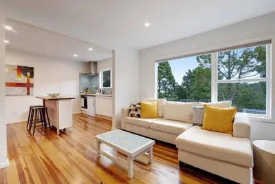 Image de Titirangi 2br Bushland Retreat with Study