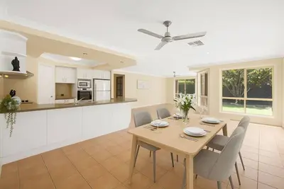 Image de 4br Bayside Retreat w/ Pool —Walk to Waterfront