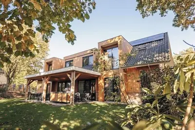 Image de Heide Villa offers luxury for 18 guests, featuring 10 bedrooms, ensuite bathrooms, a hot tub, sauna, and a spacious garden.