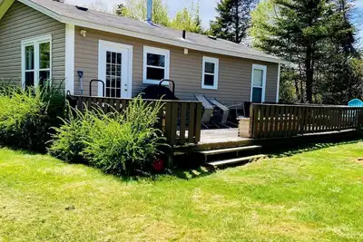 Image de Picturesque Cottage with Spacious Large Backyard and Bbq in Canada