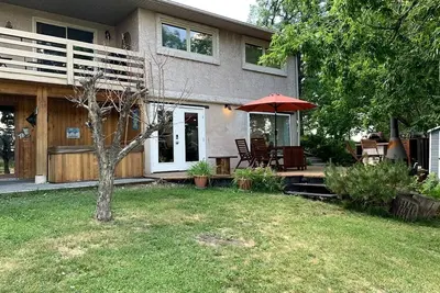 Image de Incredible Waterfront Cottage with Hot-tub, Barbecue and Fire Pit in Portage la Prairie, Manitoba
