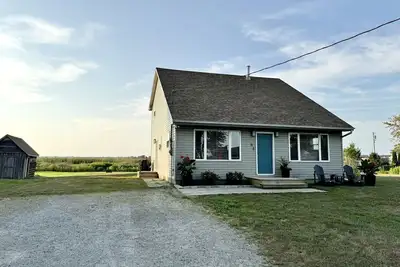Image de Beautiful Modern Cottage with Amazing Landscape and Sunset in Ontario