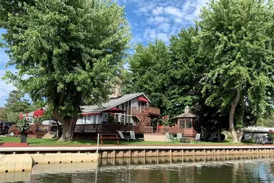 Image de Waterfront Cabin Ideal for Groups and Amazing Living Spaces in Ontario