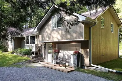 Image de Stunning Cottage with Fire Pit and Private Cinema in Kawartha Lakes, Ontario