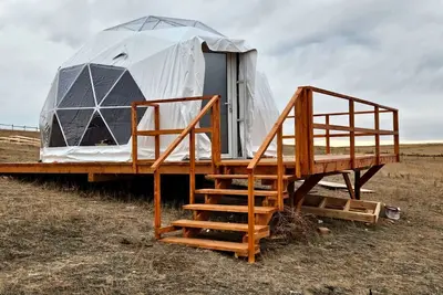 Image de Simple and Elegant Geodesic Glamping Dome for a Relaxing Weekend to Disconnect Outside of Redcliff, Alberta, Canada