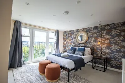 Image de Welcome to your home-away-from-home in Southampton!