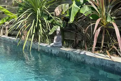Image de Élégante villa d’architecte avec piscine Bali chauffée et grandes baies vitrées