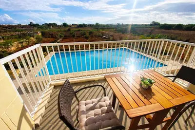 Image de Cliff's Edge Luxury Apartment With Large Pool & Stunning Views