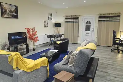 Image de Og Stay Iii- 3bedroom house- Free wifi, Free parking, Near Nissan, Near Stadium
