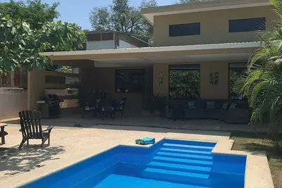 Image de Live the Pura Vida Life! Modern 3 bedroom home close to downtown and beach