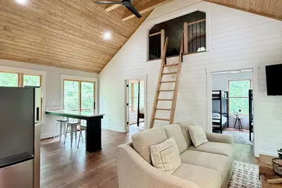 Image de Cozy 2 Br Wooded Escape with pool - Only 11 min to Clemson