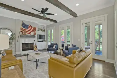 Image de Recently-built all-suite with two porches, firepit, crow's nest, & widow's walk