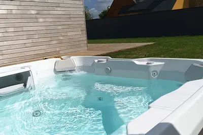 Image de Bulle marine, maison neuve adaptée en bois pour 4, jardin, 500 m de la mer, Spa.