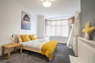 Image de Walk to the Beach- Family-Friendly 4br w/Parking