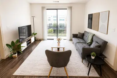 Image de Central Bhm 2br | Sleek City Escape