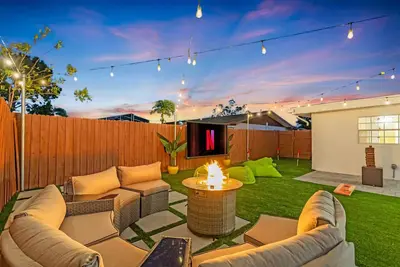 Image de [New Listing] Coral Cove -Sleeps 12! Pool~Grill~Games~Gym~Cozy Backyard