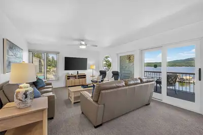 Image de Lakefront 3br/2ba retreat in downtown McCall with lake views and seasonal pool