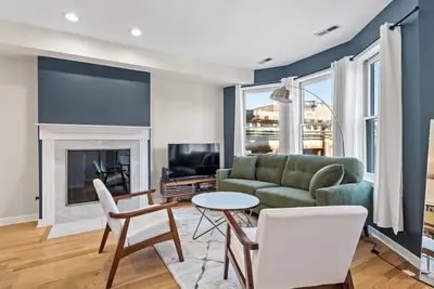 Image de The Home Run: Modern 2br Steps from Wrigley Field