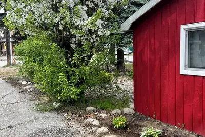 Image de Cozy cute stay. Close to the Kvr, and river, perfect for outdoorsy people.
