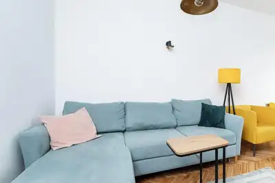 Image de Central 2br for 6, Workspace + Walk to Old Town
