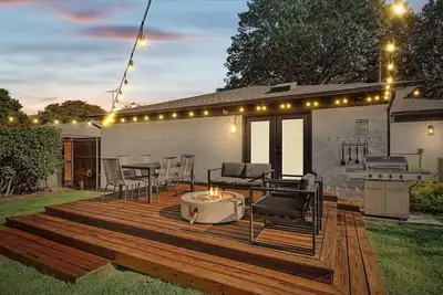 Image de Dallas Home | Fire Pit · Spa Bath · Sleeps 11