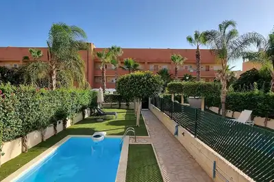 Image de Rez-de-chaussée avec jardin et piscine privée, tres proche de la plage, Wifi