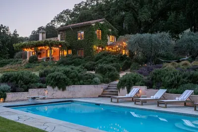 Image de Luxury 3br Retreat | Designer Home in Glen Ellen, Pool, Spa