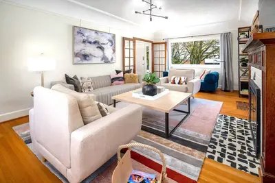 Image de Luxe Dutch Colonial in The Heart of Laurelhurst