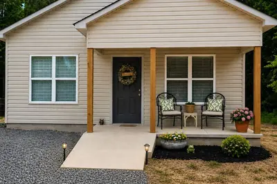 Image de Toad-ally Cozy Cottage. . . Firepit & Luxury Shower