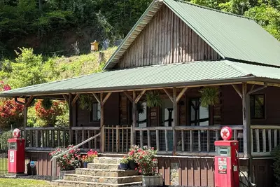 Image de Log Cabin near Nc Wine Trail & Public Fishing - Pet Friendly