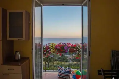 Image de Appartement de vacances avec climatisation et balcon avec vue sur la mer