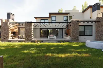 Image de Casa Reserva: Designer Home, Jacuzzi & outdoor Fire Pit in Chacras de Coria