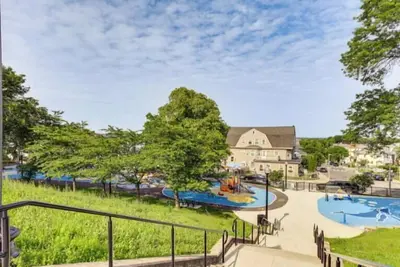 Image de Les amateurs de sport, les gourmets, les familles et les visiteurs des universités se sentiront chez eux dans ce triplex au dernier étage avec 4 chambres, 2 salles de bains, balcon, cuisine entièrement équipée, vue sur le parc et un accès facile à Bo