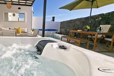 Image de Villa Oasis: Heated pool, Jacuzzi, and style