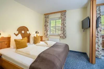 Image de \"LÄRCHENKRAFT Studio\" With Mountain And Pool Views B&B - Naturhotel Hüttenwirt