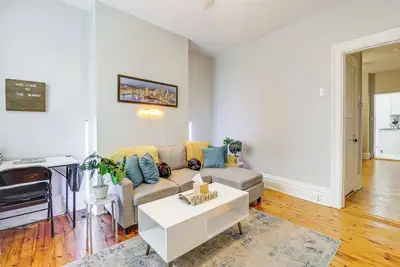 Image de Walkable Lawrenceville Townhome w/ Patio!