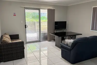 Image de 4 bedrooms with queen sized-bed each room.